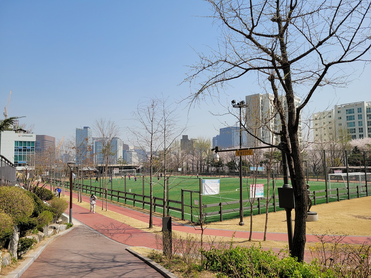 欧冠淘汰赛附加赛次回合｜ 单场7人破门+欧冠史第2大分差 大巴黎向红军 巴塞下马威.